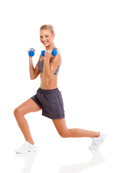 Jeune femme exercices avec haltères — Photo