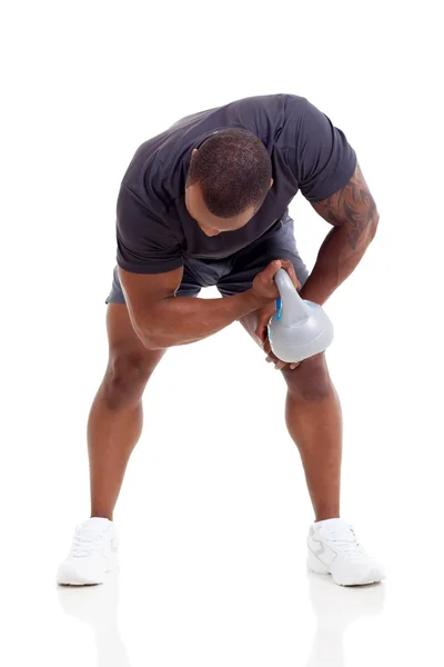 Hombre afroamericano haciendo ejercicio usando la campana de la tetera —  Fotos de Stock