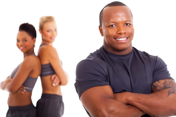 Entrenador personal masculino africano y dos miembros del gimnasio —  Fotos de Stock