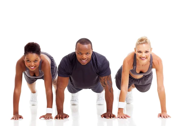 Grupo de ajuste haciendo flexiones — Foto de Stock