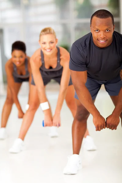 Grupo de fazer exercício de fitness com halteres — Fotografia de Stock