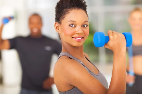 Passen Afrikaanse vrouw dumbbell opheffen — Stockfoto