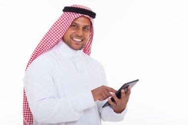 Arap adam tablet bilgisayar kullanma