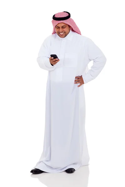Араб человек, читающий электронную почту на смартфоне — стоковое фото