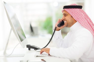 Arap işadamı yanıtlayan telefon