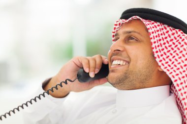 erkek Arap ofis çalışanı telefonda Sohbet