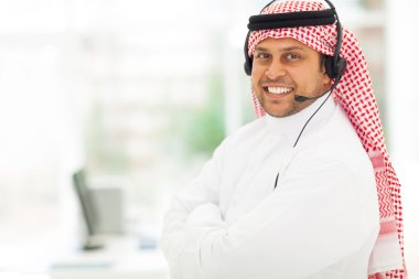 Arabische it-ondersteuning werknemer met hoofdtelefoon