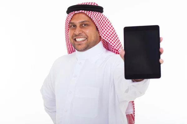 Homem muçulmano mostrando tablet computador — Fotografia de Stock