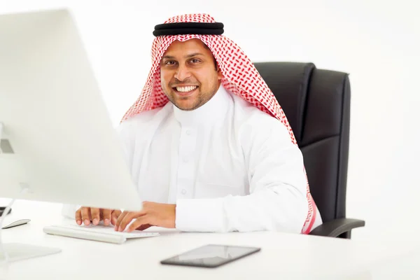 Homme d'affaires arabe moderne utilisant l'ordinateur — Photo