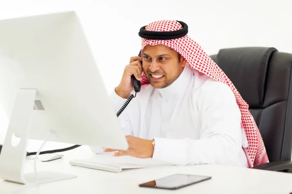 Арабийский бизнесмен разговаривает по телефону в офисе — стоковое фото