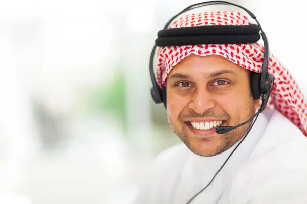 Árabe homem de negócios com fone de ouvido — Fotografia de Stock