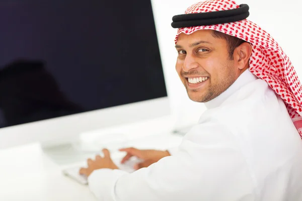 Bir bilgisayarda çalışan Arap iş adamı — Stok fotoğraf