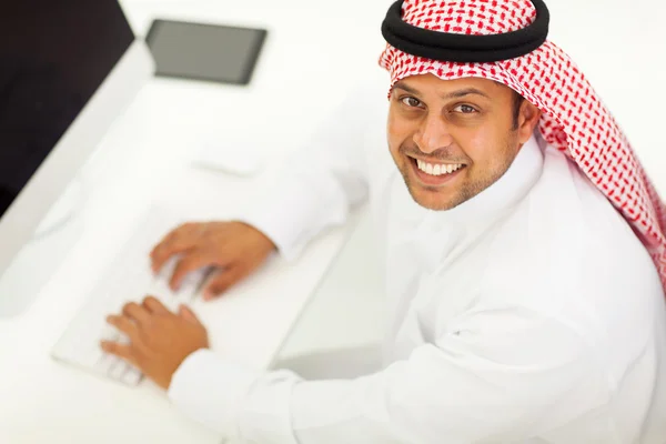 Hombre de negocios árabe utilizando la computadora moderna —  Fotos de Stock