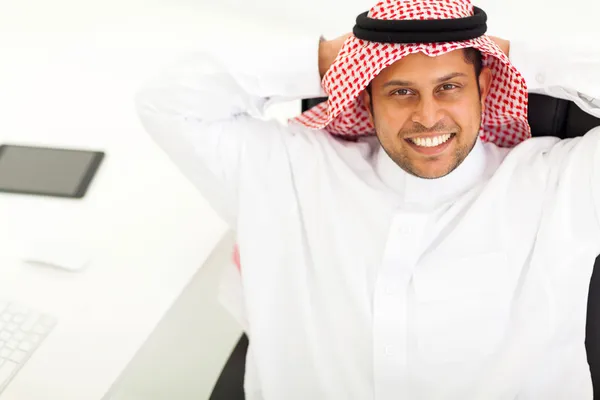 Nad zobrazením Středního východu podnikatel relaxační v úřadu — Stock fotografie