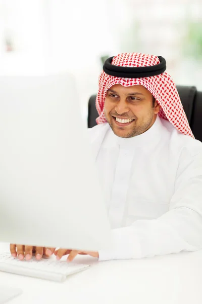 Homme d'affaires arabe travaillant sur ordinateur — Photo