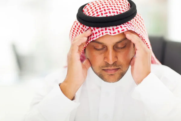 Hombre árabe que tiene dolor de cabeza —  Fotos de Stock
