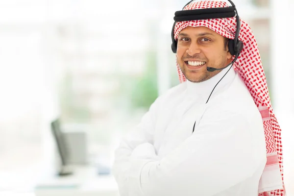Trabalhador de suporte de TI árabe com fone de ouvido — Fotografia de Stock