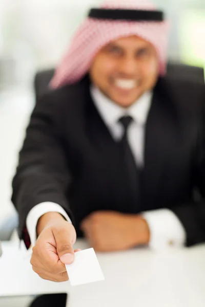Árabe empresário dando cartão de visita — Fotografia de Stock