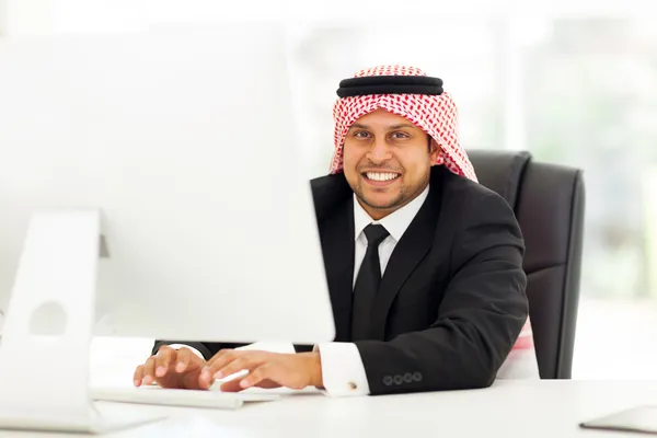 Trabalhador empresarial do Médio Oriente que trabalha no computador — Fotografia de Stock