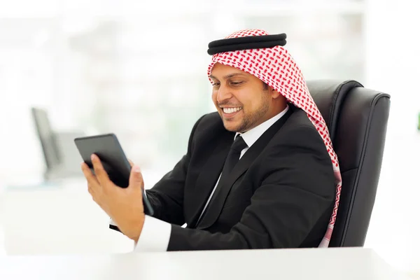 Muslim businessman using tablet computer — Stock Photo, Image