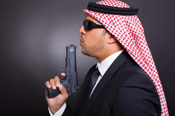 Arabische bodyguard met pistool — Stockfoto