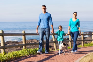 Genç aile onların köpek yürüyüş