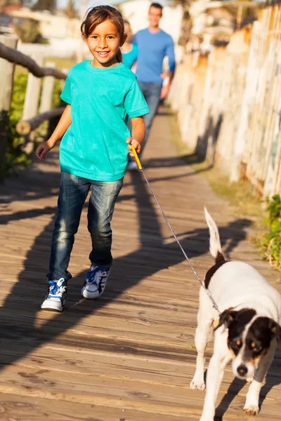 Petite fille promenant son chien — Photo