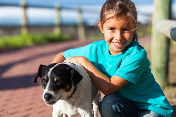 Liten flicka med sin hund — Stockfoto