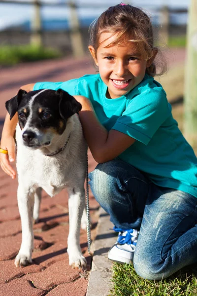 소녀와 애완 동물 강아지 — 스톡 사진