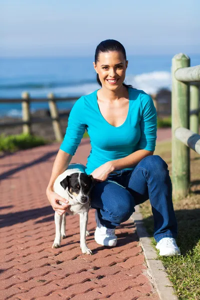 Vrouw en huisdier hond — Stockfoto