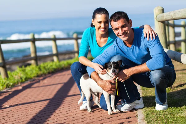 Jovem casal e cão de estimação — Fotografia de Stock