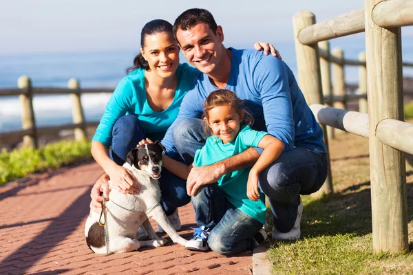Adorável família e cão de estimação — Fotografia de Stock