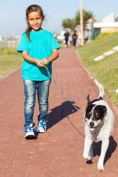 Kleines Mädchen geht mit Hund spazieren — Stockfoto