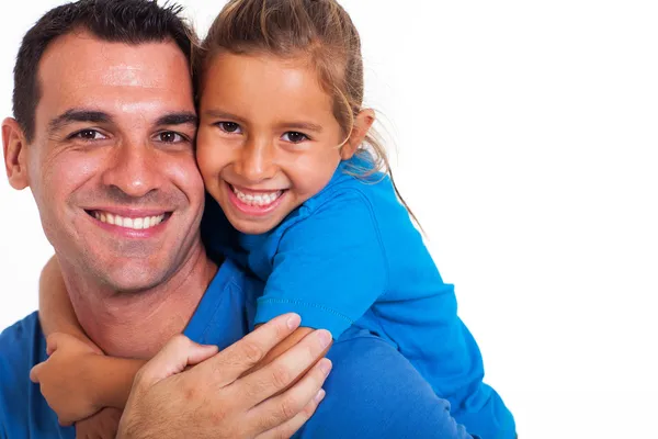 Pai alegre dando passeio de piggyback para sua filha — Fotografia de Stock