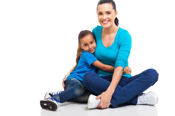 Niña abrazando madre — Foto de Stock