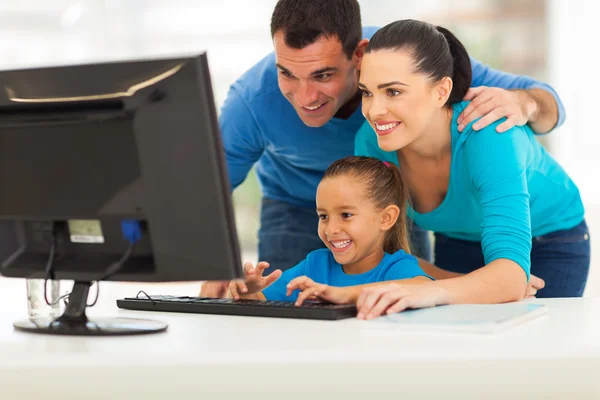 Moderna familjen använder dator — Stockfoto