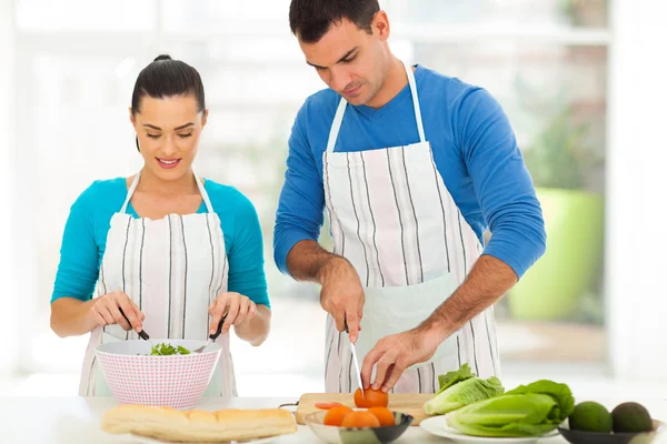 Casal jovem cozinhar em casa — Fotografia de Stock