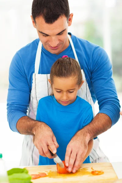 Far undervisning dotter matlagning — Stockfoto