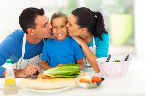 Liefhebbende ouders zoenen dochtertje — Stockfoto