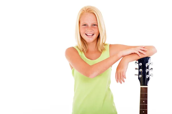 Junges preteen Mädchen mit einer Gitarre — Stockfoto