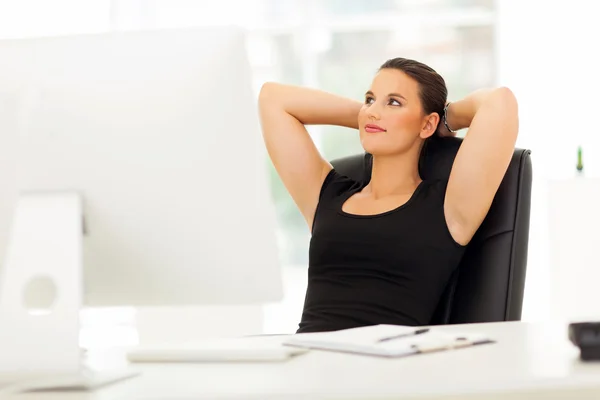 Schattig zakenvrouw dagdromen in office — Stockfoto