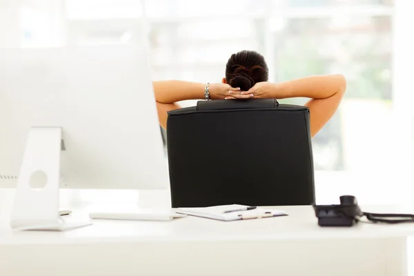 Visão traseira de empresária relaxante no escritório — Fotografia de Stock