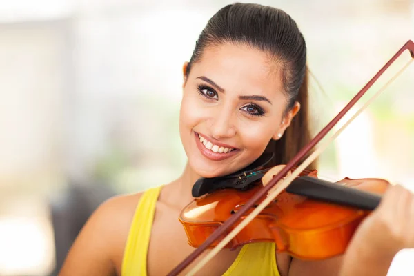 Bella musicista femminile che suona il violino — Foto Stock