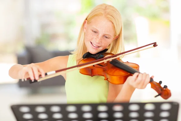 Preteen girl practicing violin at home — Stock Photo, Image
