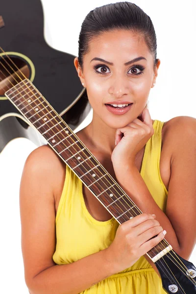 Žena pózuje s kytarou — Stock fotografie