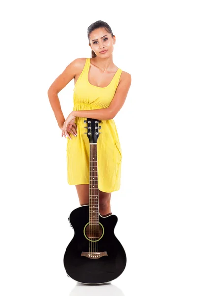 Mulher guitarrista posando no fundo branco — Fotografia de Stock