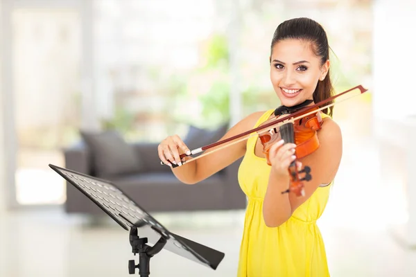 집에서 바이올린을 연주 하는 귀여운 여자 — 스톡 사진