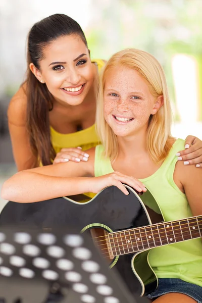 Freundliche Lehrerin mit ihrem Musikschüler — Stockfoto