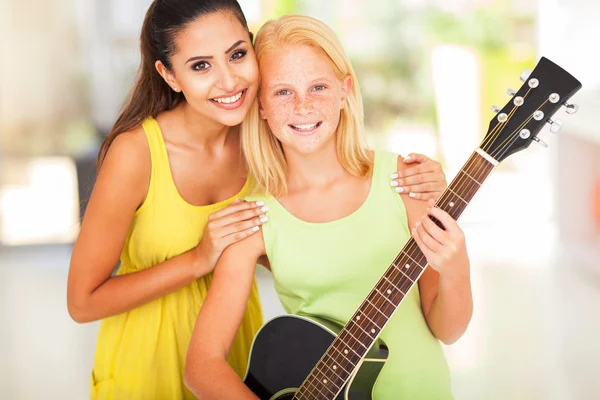 Preteen flicka med sin musiklärare — Stockfoto