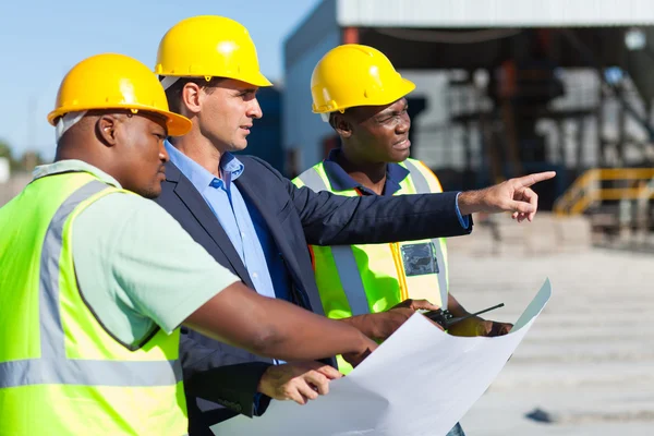 Arquiteto e trabalhadores da construção — Fotografia de Stock